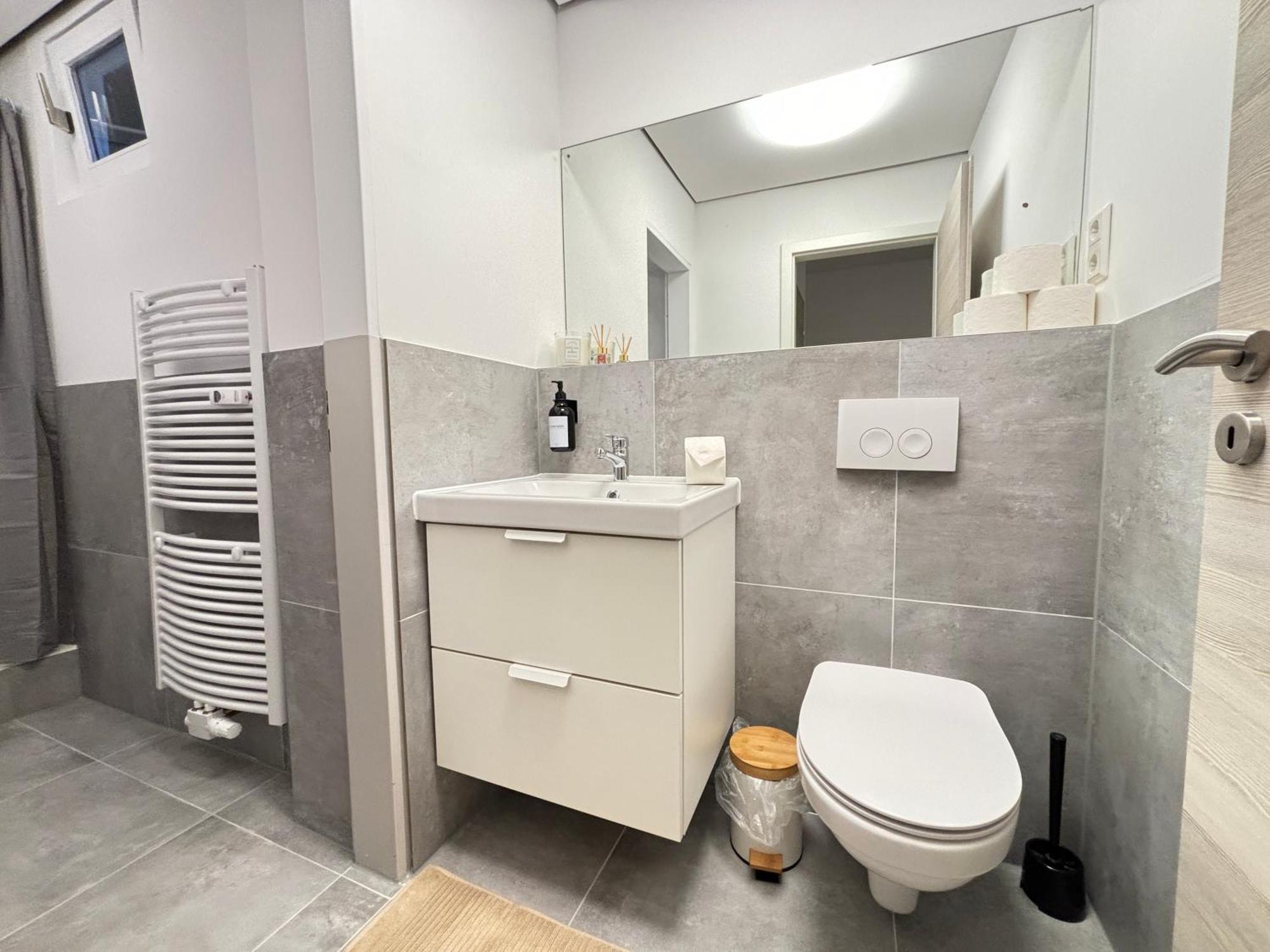 140Qm - 4 Zimmer- Parkplatz - Autobahn - Blauer See - Mallibase Apartments Garbsen Eksteriør bilde