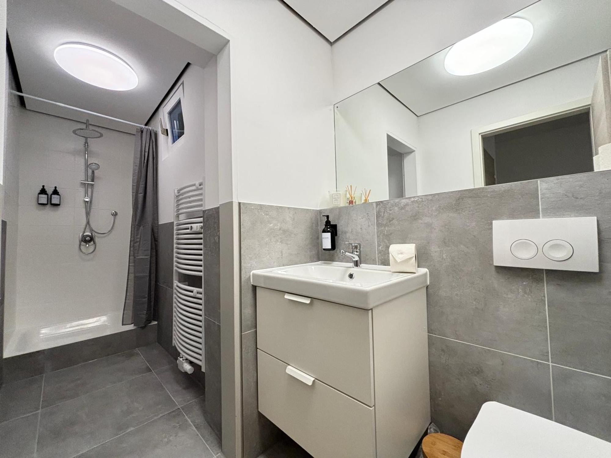 140Qm - 4 Zimmer- Parkplatz - Autobahn - Blauer See - Mallibase Apartments Garbsen Eksteriør bilde